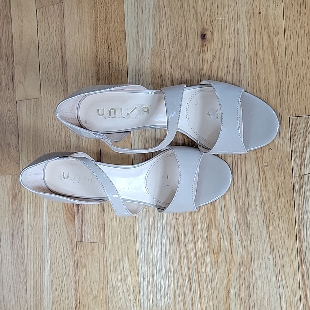 Great condition Unisa size 9 nude 3.5" heels